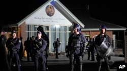 FILE - Petugas keamanan berjaga di luar gereja Ortodoks Asiria di Sydney, Australia, Senin, 15 April 2024. (AP/Mark Baker)