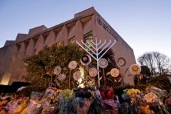 Sinagog Tree of Life pada malam pertama Hanukkah, Minggu, 2 Desember 2018. (Foto: Reuters)