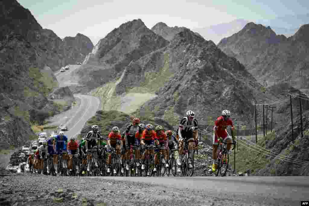 Para pebalap sepeda melalui etape pertama &quot;Tour Oman&quot; dari kota Nizwa menuju Universitas Sultan Qaboos di kota Muscat.