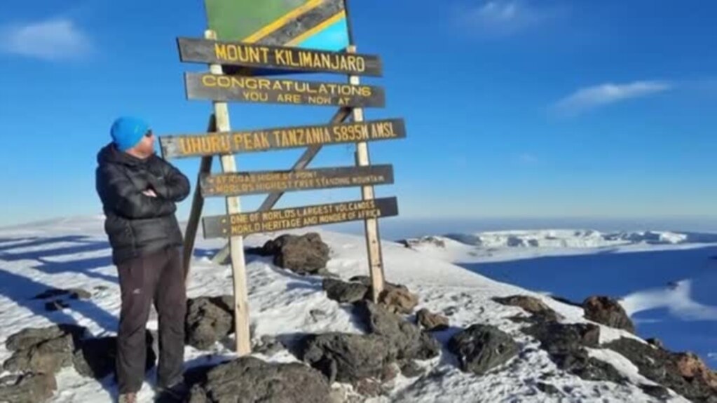Машински инжинер по професија, но планинар во душа, тој досега искачил повеќе од 260 врвови со над 2000 метри