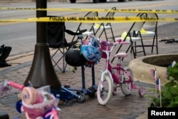 4일 미국 일리노이주 하이랜드파크 독립기념일 퍼레이드 총격 현장에 의자와 어린이용 자전거가 남아 있다.