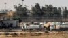 Truk-truk yang membawa bantuan kemanusiaan dari Mesir menunggu di wilayah Palestina di penyeberangan perbatasan Rafah di bagian selatan Jalur Gaza, 1 November 2023. (Foto: Mohammad Abed/AFP)