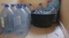 Utilisées par les ménages pour stocker de l’eau, les bouteilles de 10L sont l’un des symboles du manque d’eau dans la capitale, le 23 juin 2020. (VOA/Seydina Aba Gueye)