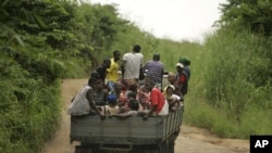 Camião numa estrada de Cabinda