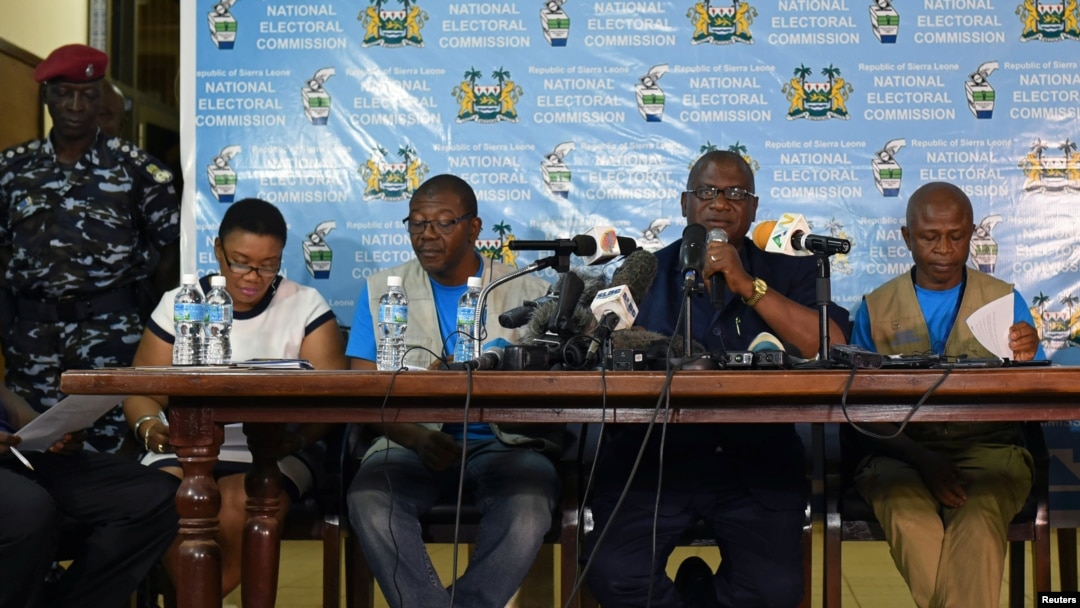 Ketua Komisi Pemilihan Umum Nasional, Mohamed Nfa'ali Conteh, mengumumkan hasil putaran pertama pemilihan presiden Sierra Leone di Freetown, Sierra Leone, 13 Maret 2018. 