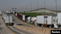 Arhiva - Kamioni čekaju na carinsku kontrolu na ulazu u SAD na graničnom prelazu Otaj, u Tihuanu, Meksiko, 2. februara 2017.