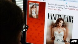 Seorang wartawan membaca tweet Vanity Fair tentang Caitlyn Jenner, juara Olimpiade transgender yang dulu dikenal dengan Bruce, yang akan tampil di sampul majalah tersebut, 1 June 2015. 