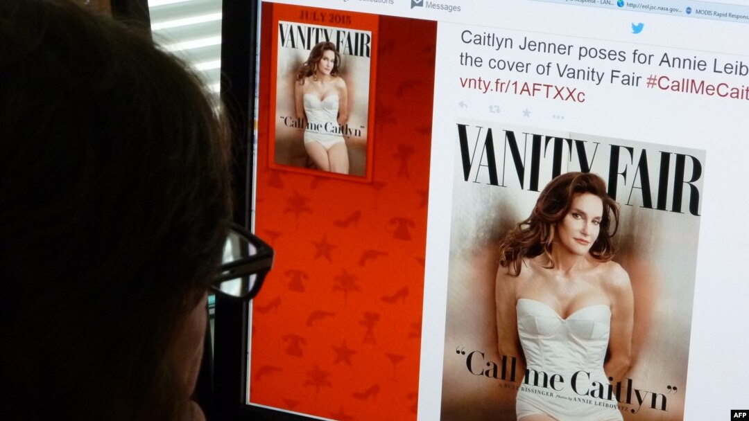 Seorang wartawan membaca tweet Vanity Fair tentang Caitlyn Jenner, juara Olimpiade transgender yang dulu dikenal dengan Bruce, yang akan tampil di sampul majalah tersebut, 1 June 2015. 