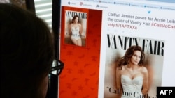 Un periodista observa la portada de Vanity Fair con Caitlyn Jenner.