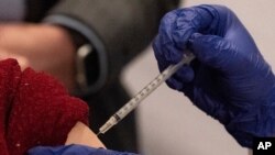 La paciente Susan Maxwell Trumble recibe la vacuna de Johnson & Johnson contra el COVID-19 en el Hospital Universitario South Shore, en Bay Shore, Nueva York, el 3 de marzo de 2021.