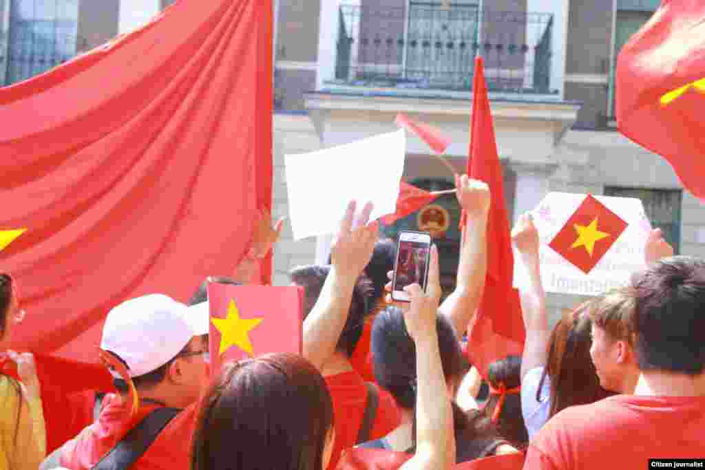 Đường phố London đỏ rực màu cờ và màu áo Việt Nam vào ngày Chủ nhật 18 tháng 5, 2014. (Ảnh do bạn đọc cung cấp)