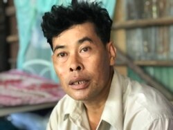 Land activist Chheng Bunhak tells VOA Khmer that he is ordered to appear at the police station on the 25th day of each month, in Poipet, Banteay Meanchey province, Cambodia, May 26, 2020. (Hul Reaksmey/VOA Khmer)