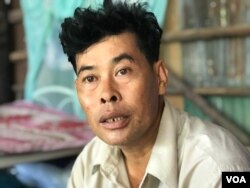 លោក ឆេង ប៊ុនហាក់ សកម្មជន​ដីធ្លី​អង្គុយ​នៅក្នុង​ផ្ទះ​របស់​លោក​ដែល​ស្ថិត​នៅ​ជាប់​ផ្លូវ​រថភ្លើង ក្នុង​ក្រុង​ប៉ោយប៉ែត នៅ​ថ្ងៃទី២៦ ខែឧសភា ឆ្នាំ២០២០។ (ហ៊ុល រស្មី/VOA)
