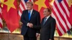 Tổng thống Donald Trump bắt tay Thủ tướng Nguyễn Xuân Phúc trong buổi hội đàm ngày 27/2/2019.