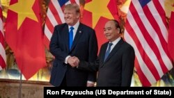 Tổng thống Donald Trump bắt tay Thủ tướng Nguyễn Xuân Phúc trong buổi hội đàm ngày 27/2/2019.