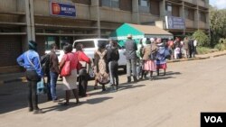 People queue for COVID-19 vaccine shots at Zimbabwe's largest health institution, Parirenyatwa Hospital, in Harare, June 08, 2021. (Columbus Mavhunga/VOA)