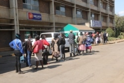 People queue for COVID-19 vaccine shots at Zimbabwe's largest health institution, Parirenyatwa Hospital, in Harare, June 08, 2021. (Columbus Mavhunga/VOA)