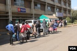 People queue for COVID-19 vaccine shots at Zimbabwe's largest health institution, Parirenyatwa Hospital, in Harare, June 08, 2021. (Columbus Mavhunga/VOA)