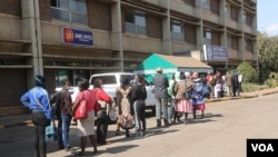 People queue for COVID-19 vaccine shots at Zimbabwe's largest health institution, Parirenyatwa Hospital, in Harare, June 08, 2021. (Columbus Mavhunga/VOA)