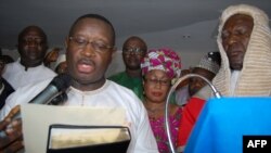 Julius Maada Bio prêtant serment en tant que nouveau président de la Sierra Leone, Freetown, le 5 avril 2018.