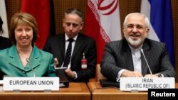 Kepala urusan luar negeri Uni Eropa Catherine Ashton (kiri) dan Menteri Luar Negeri Iran Mohammad Javad Zarif pada pembicaraan di Wina (18/3). (Reuters/Heinz-Peter Bader)