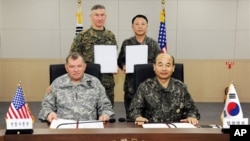 Komandant američkih snaga u Južnoj Koreji, general Džejms Turman i načelnik združenog južnokorejskog generalštaba, general Džung Seun-džo nakon potpisivanja sporazuma