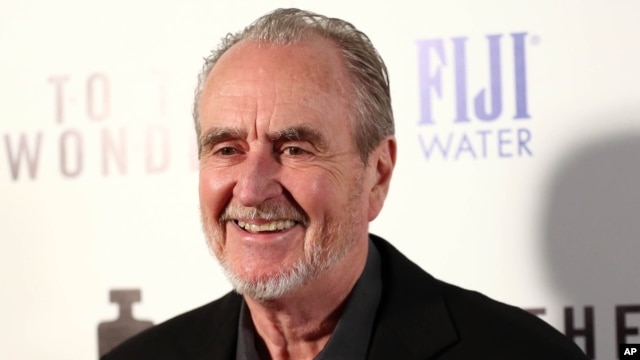 El director Wes Craven obtuvo una maestría en filosofía y redacción en la Universidad John Hopkins y fue brevemente profesor universitario en Pennsylvania y Nueva York.