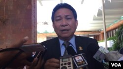 Senate spokesman Morm Bun Neang speaks to reporters after a close-door meeting to strip Senator Thak Lani off her immunity September 1st, 2016. (Kann Vicheika/VOA Khmer)