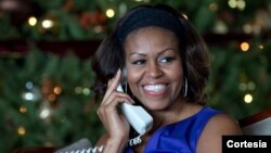 Michelle Obama responde las llamadas de nueve niños entre tres y nueve años, quienes preguntaban por Santa Claus como parte del programa del Comando de Defensa Aeroespacial de Norteamérica. [Foto: Cortesía Casa Blanca, Pete Souza].