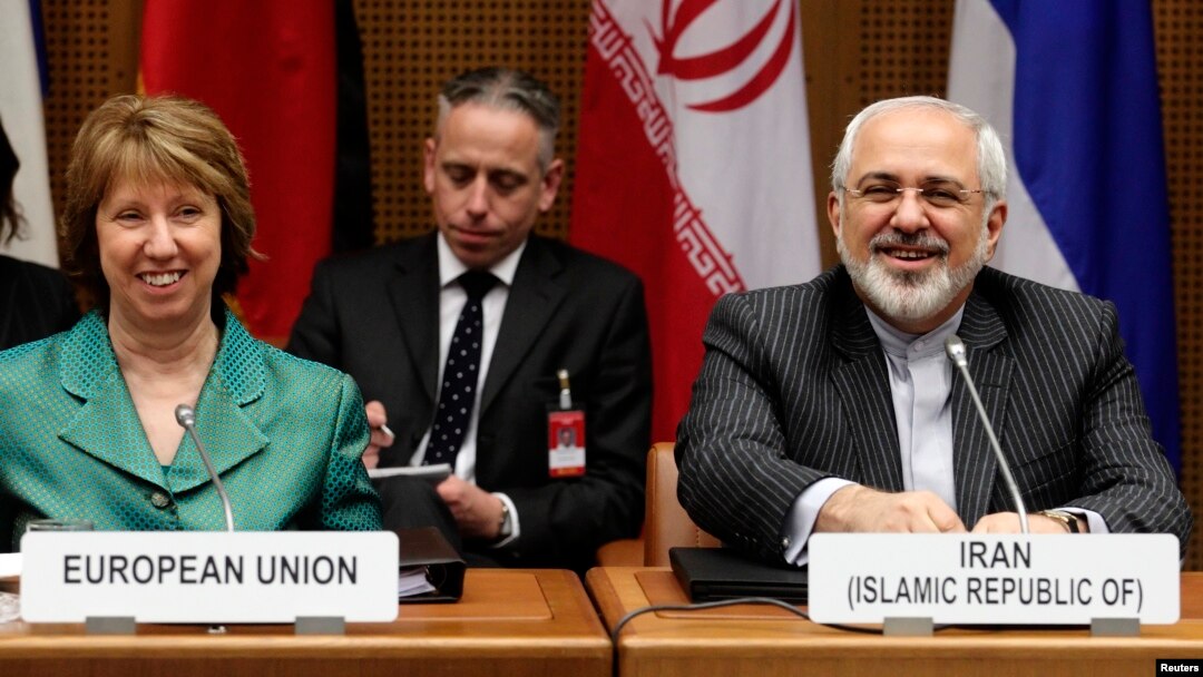 Kepala kebijakan LN Uni Eropa, Catherine Ashton (kiri) dan Menlu Iran Mohammad Javad Zarif tersenyum pada pembukaan perundingan di Wina, Austria (18/3). 