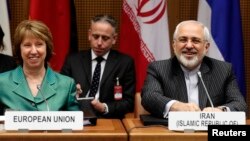 Kepala kebijakan LN Uni Eropa, Catherine Ashton (kiri) dan Menlu Iran Mohammad Javad Zarif tersenyum pada pembukaan perundingan di Wina, Austria (18/3). 