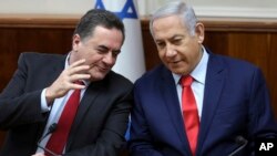 بنیامین نتانیاهو، نخست‌وزیر اسرائیل، (راست) در کنار یسرائیل کاتز، وزیر پیشنهادی امور خارجه از سوی کابینه جنگی به کنست. (آرشیو)