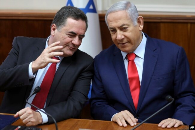 Perdana Menteri Israel Benjamin Netanyahu, kanan, mendengarkan Menteri Transportasi Israel Katz, saat rapat kabinet mingguan di kantornya di Yerusalem, Minggu, 12 Mei 2019. (Foto: via AP)