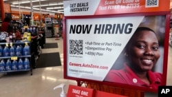 Un cartel de contratación se exhibe en una tienda minorista en Buffalo Grove, Illinois, el viernes 6 de septiembre de 2024. (ARCHIVO: AP)