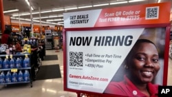 ARCHIVO - Un cartel de contratación se exhibe en una tienda minorista en Buffalo Grove, Illinois, el viernes 6 de septiembre de 2024. (Foto AP/Nam Y. Huh)