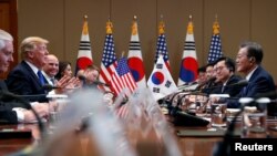 지난해 11월 도널드 트럼프 미국 대통령과 문재인 한국 대통령이 한국 청와대에서 회담하고 있다. 