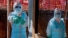 医护人员在刚果民主共和国的福音医疗中心穿戴个人防护装备(PPE)。该中心是应对埃博拉疫情的前线医疗机构之一。(2026年5月31日)