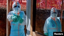 医护人员在刚果民主共和国的福音医疗中心穿戴个人防护装备(PPE)。该中心是应对埃博拉疫情的前线医疗机构之一。(2026年5月31日)