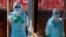 医护人员在刚果民主共和国的福音医疗中心穿戴个人防护装备(PPE)。该中心是应对埃博拉疫情的前线医疗机构之一。(2026年5月31日)