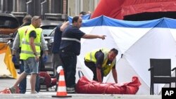 Polisi forensik melakukan pemeriksaan di lokasi terjadinya penembakan di Liege, Belgia, Selasa (29/5). 