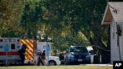 Unit reaksi cepat terlihat di bagian belakan Gereja First Baptist di Sutherland Springs untuk menangani penembakan masal, 5 November 2017 di Sutherland Springs, Texas.