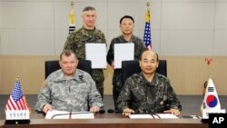 Ketua Dewan Kepala Staf Angkatan Bersenjata Korea Selatan Jung Seun-jo (kanan) dan panglima pasukan Amerika di Korea Selatan, Jenderal James Thurman berpose seusai penandatanganan kesepakatan militer si Seoul, Korea Selatan (22/3).