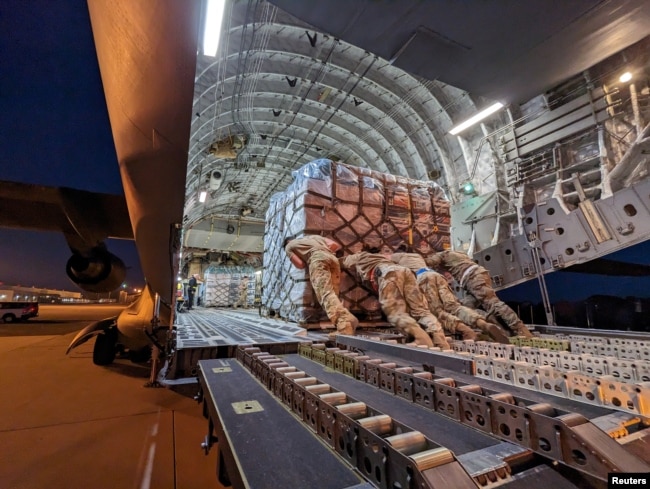 美国空军发布的照片显示向土耳其提供的地震救灾物资正在弗吉尼亚州的一个机场装上军用运输机。（2023年2月7日）