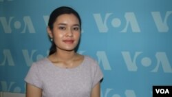 Bosba Panh, the first Cambodian to study at the prestigious school in Boston, New England Conservatory of Music discussed her experiences at VOA on Wednesday July 6, 2016. (Ten Soksreinith/VOA Khmer)