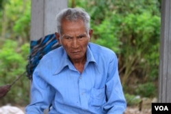Duch Thuon, 66, a villager in Taches commune, said he registered as a CPP member after being approached by local officials and feeling he had no choice, Wednesday, November 8, 2017. (Sun Narin/VOA Khmer)