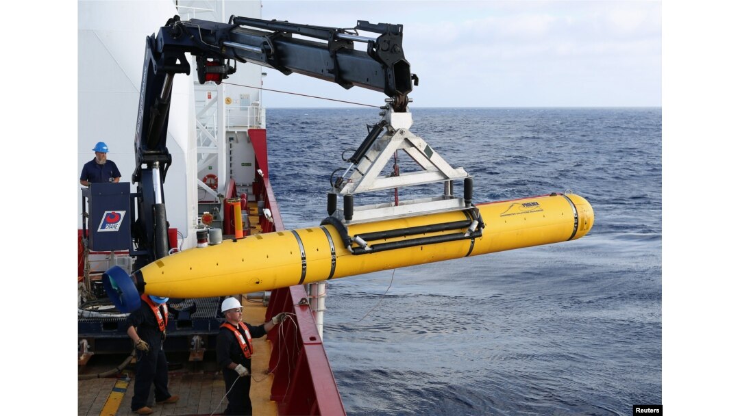 Para awak kapal Australia mengangkat kendaraan bawah air Bluefin-21 milik AS di Samudera Hindia untuk mencari pesawat Malaysia Airlines penerbangan MH370 yang hilang, 14 April 2014.