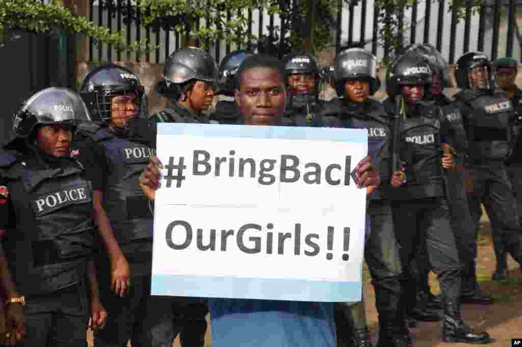 Un homme manifeste à Abuja, au Nigeria, demandant au gouvernement de sauver les jeunes filles enlevées de l&#39;école secondaire publique à Chibok. (AP Photo/Olamikan Gbemiga) 