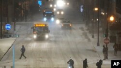 La nieve se acumula en una avenida de Chicago en una masiva tormenta invernal el jueves 22 de diciembre de 2022.