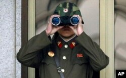 Vojnik Sjeverne Koreje osmatra stanje preko granice sa Sjevernom Korejom.