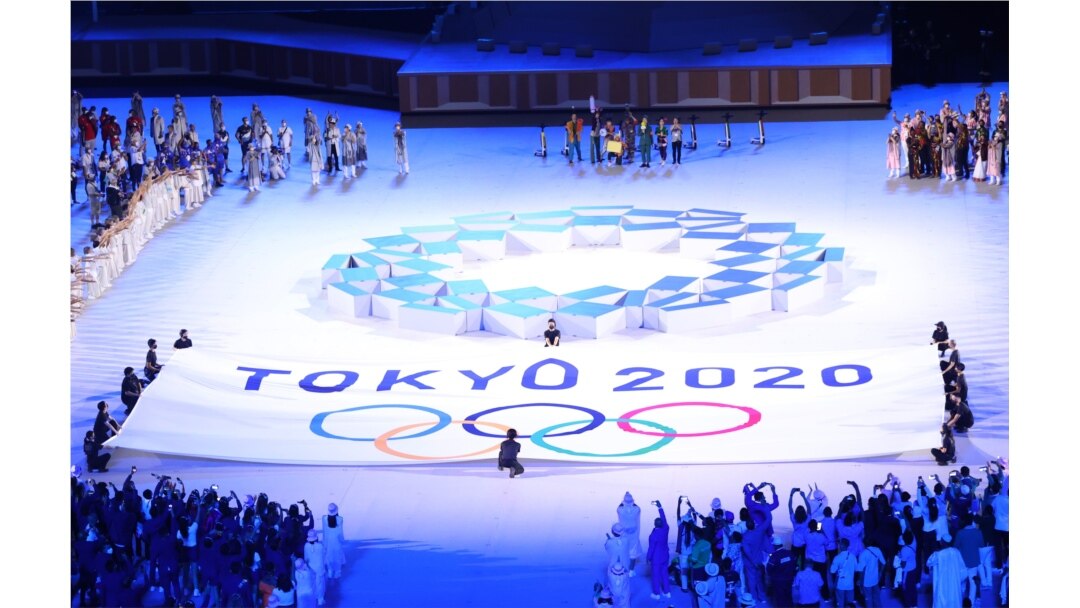 Bendera dan logo Olimpiade Tokyo 2020 terlihat saat upacara pembukaan. (Foto: REUTERS/Marko Djurica)